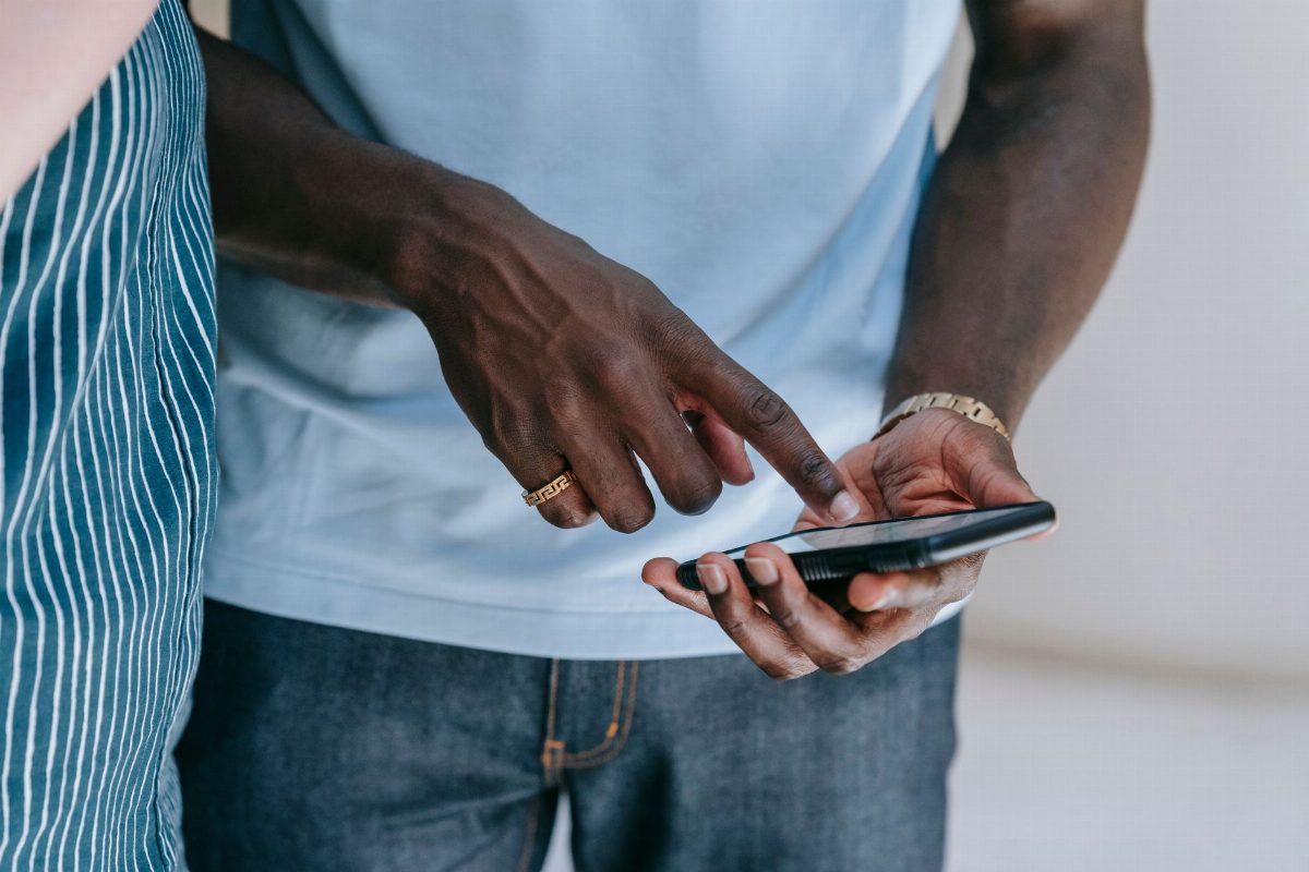 Flutter uygulaması internet yokken nasıl çalışır ve veriler nasıl senkronize edilir?